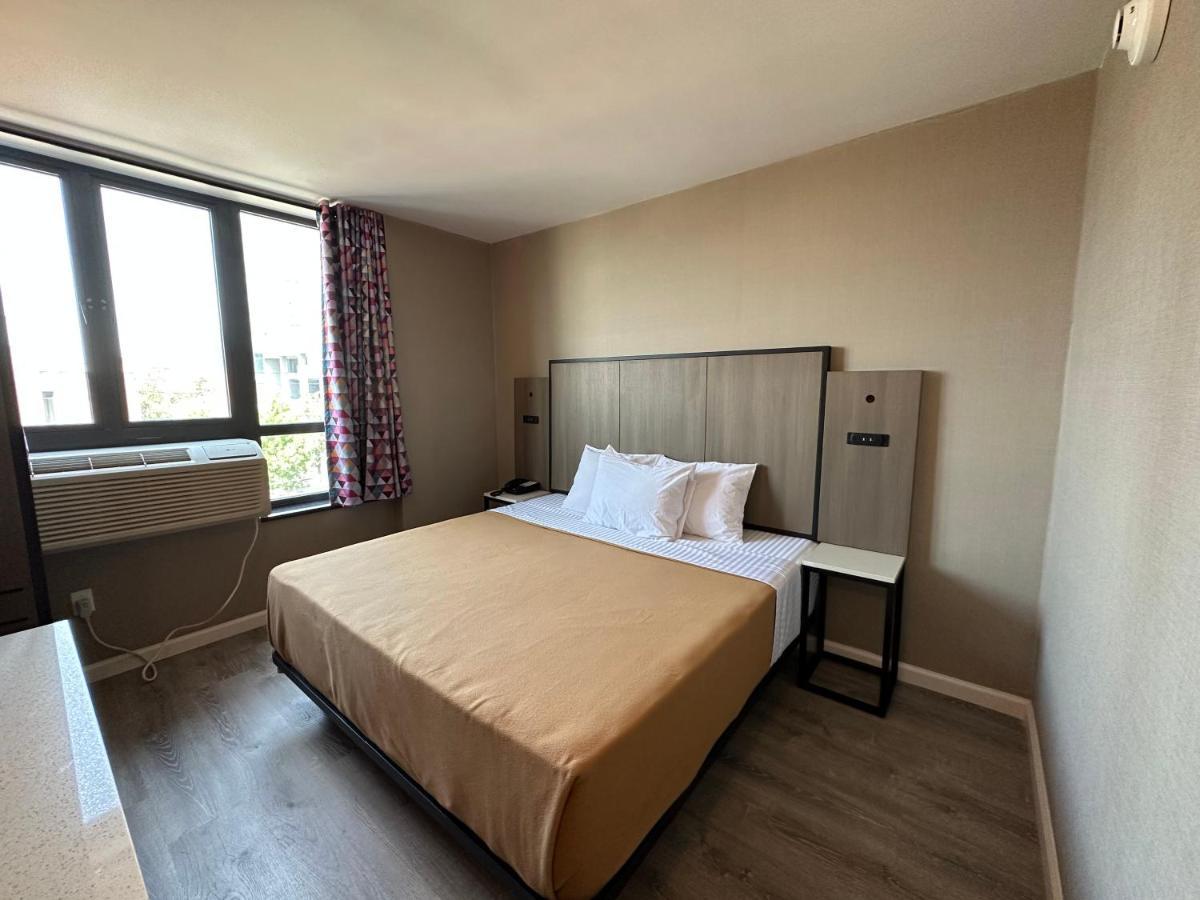 Regal Inn & Suites New York Laguardia Hotel Exterior photo